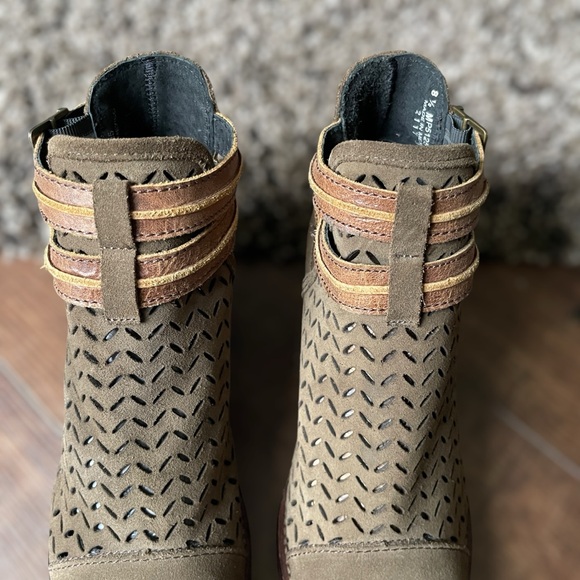 CIRCLE G Laser Cut Suede Ankle Booties •Size 8.5 • Women - Picture 7 of 16